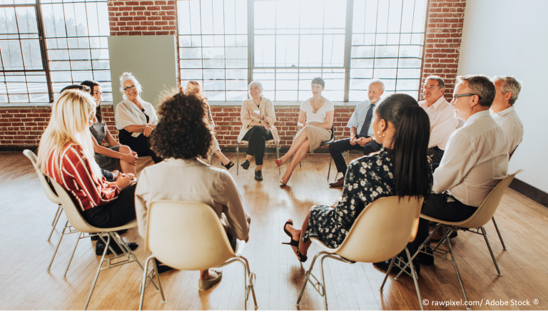 Personnes en cercle qui parlent ensemble