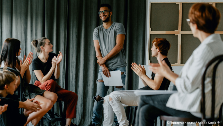 groupe d'adolescents en atelier théâtre