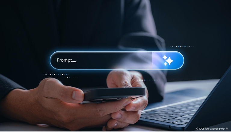 Personne qui tient un téléphone et qui s'apprête à rédiger un prompt