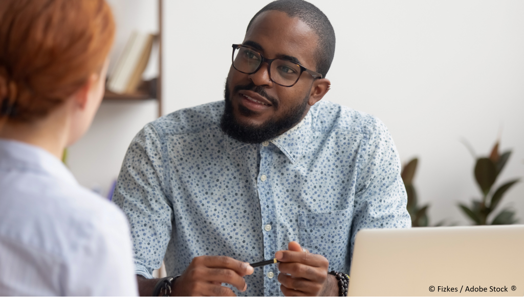 2 personnes qui échangent autour d'un bureau