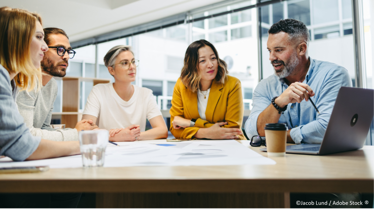 Un groupe qui travaille ensemble autour d'un ordinateur