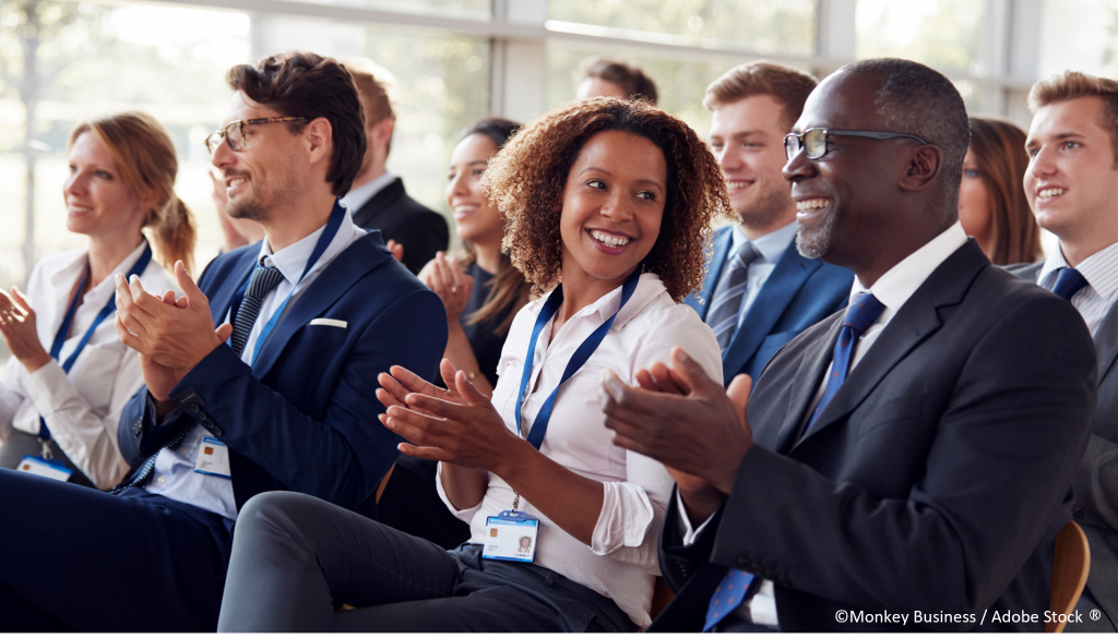 Public qui applaudit après une conférence