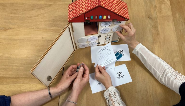 Des mains qui manipulent un cadenas et des papiers sur lesquels sont inscrits des enigmes